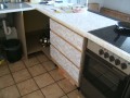 Wieder beim Schränkchen: Mit einfacher Klebefolie wird kaschiert, dass das Möbelstück eigentlich nicht für meine Küche gebaut wurde :)